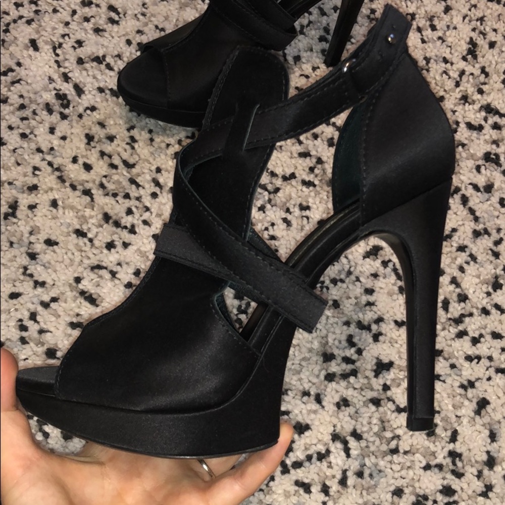 Vera Wang Lavender Rex cutout-side sandal